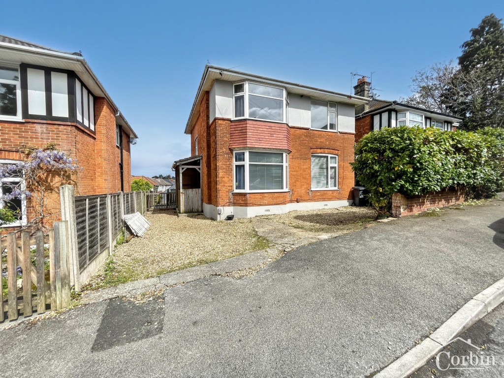 Lot: 149 - DETACHED HOUSE FOR IMPROVEMENT - Front view from the pavement with driveway